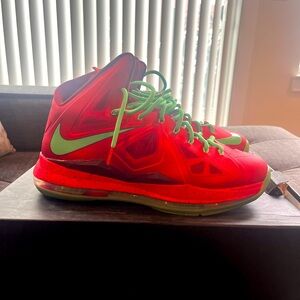 Lebron 10 sz 11.5 color red